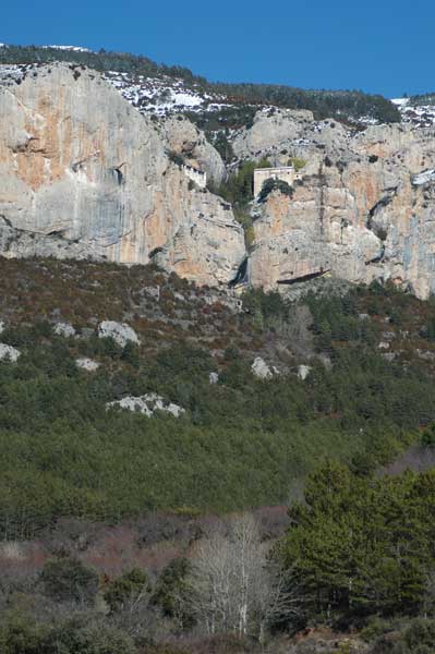 Ermita de la Virgen colgada sobre los bosques de Anies, Huesca, Aragón