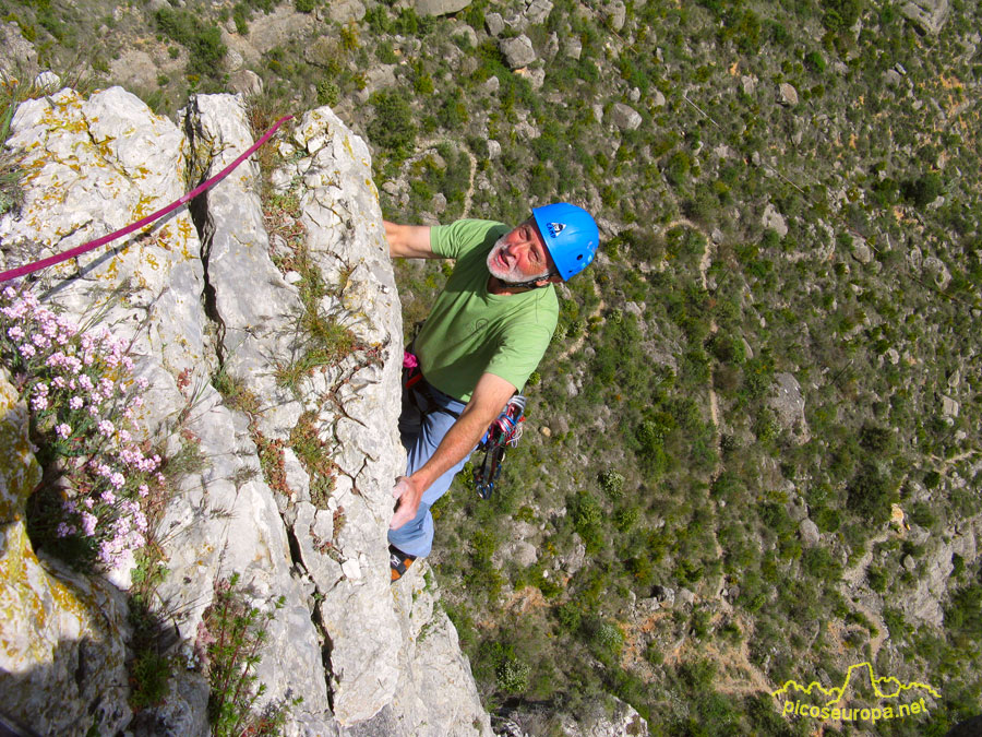 Cresta de la Cruz, escalada en Olvena, Somontano, Pre Pirineos de Huesca, Aragon