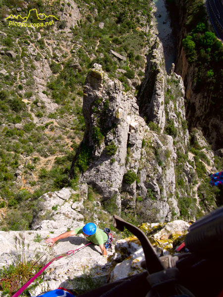 Cresta de la Cruz, escalada en Olvena, Somontano, Pre Pirineos de Huesca, Aragon