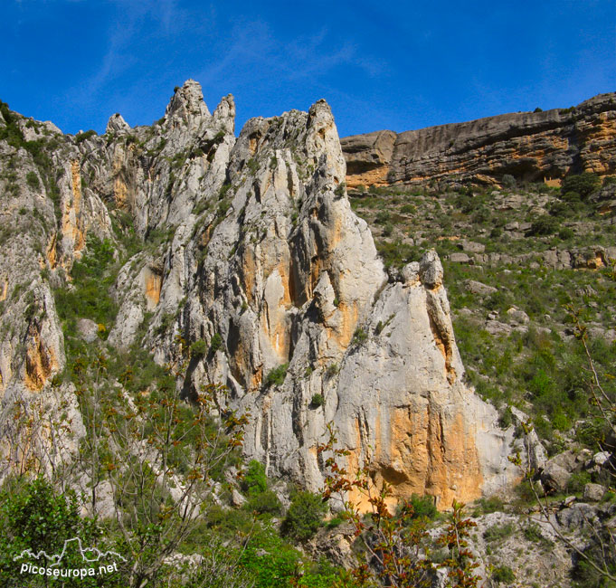 Cresta de la Cruz, escalada en Olvena, Somontano, Pre Pirineos de Huesca, Aragon