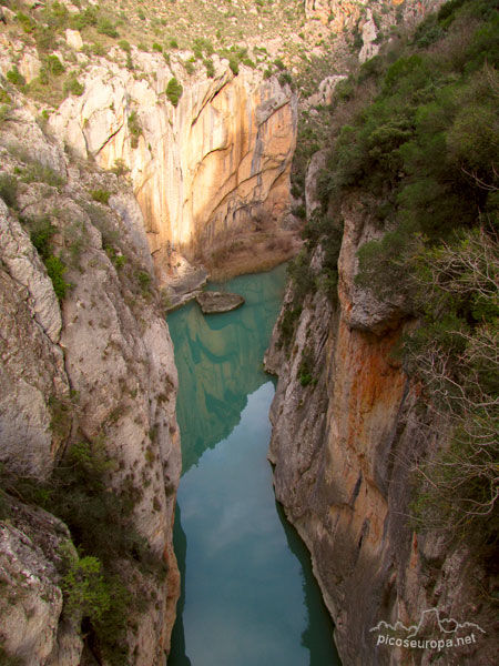 Desfiladero de Olvena y puente romanico, Somontano, Pre Pirineos de Huesca, Aragon