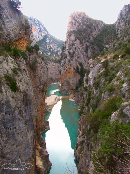 Desfiladero de Olvena y puente romanico, Somontano, Pre Pirineos de Huesca, Aragon