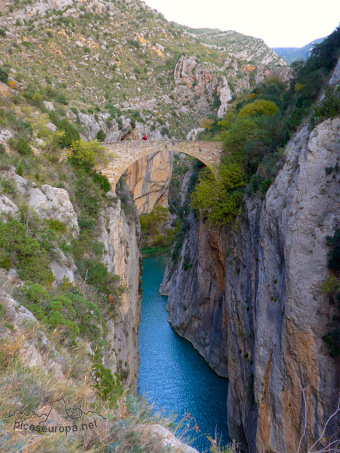 Desfiladero de Olvena y puente romanico, Somontano, Pre Pirineos de Huesca, Aragon