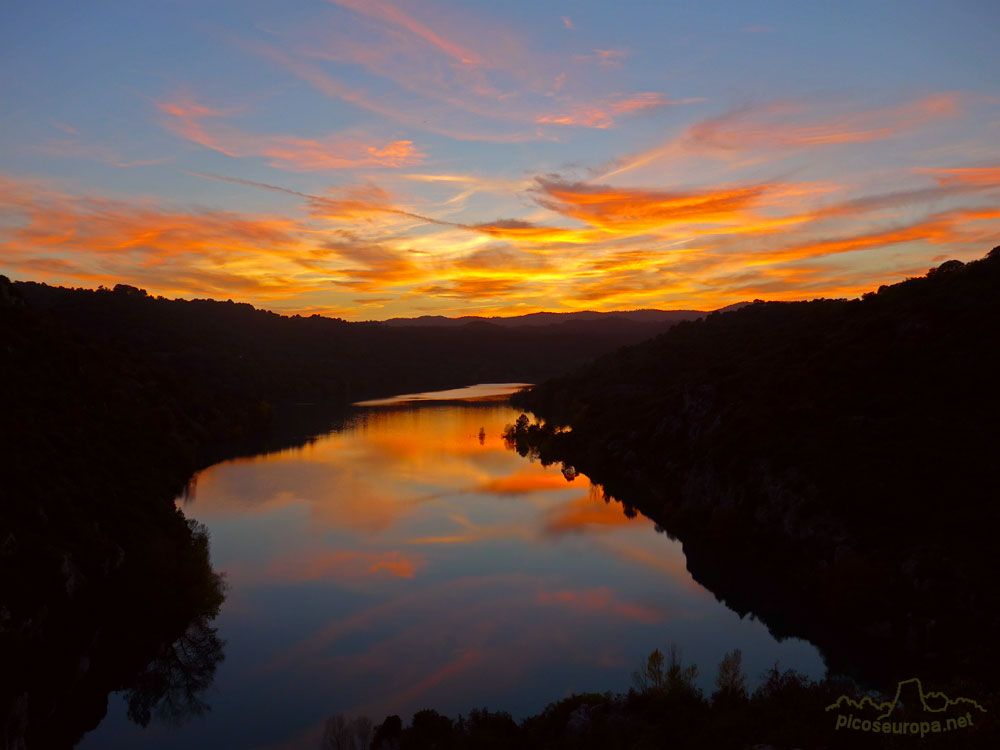 Foto: Puesta de sol en el pantano de El Grado, Pre Pirineos de Huesca.