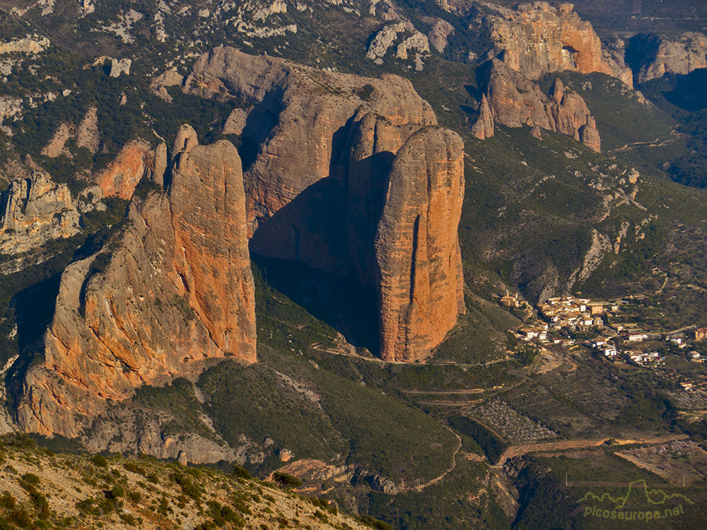 Foto: Los imponentes Mallos de Riglos con el pueblo de Riglos a sus pies desde Peña Rueba, Pre Pirineos de Aragón