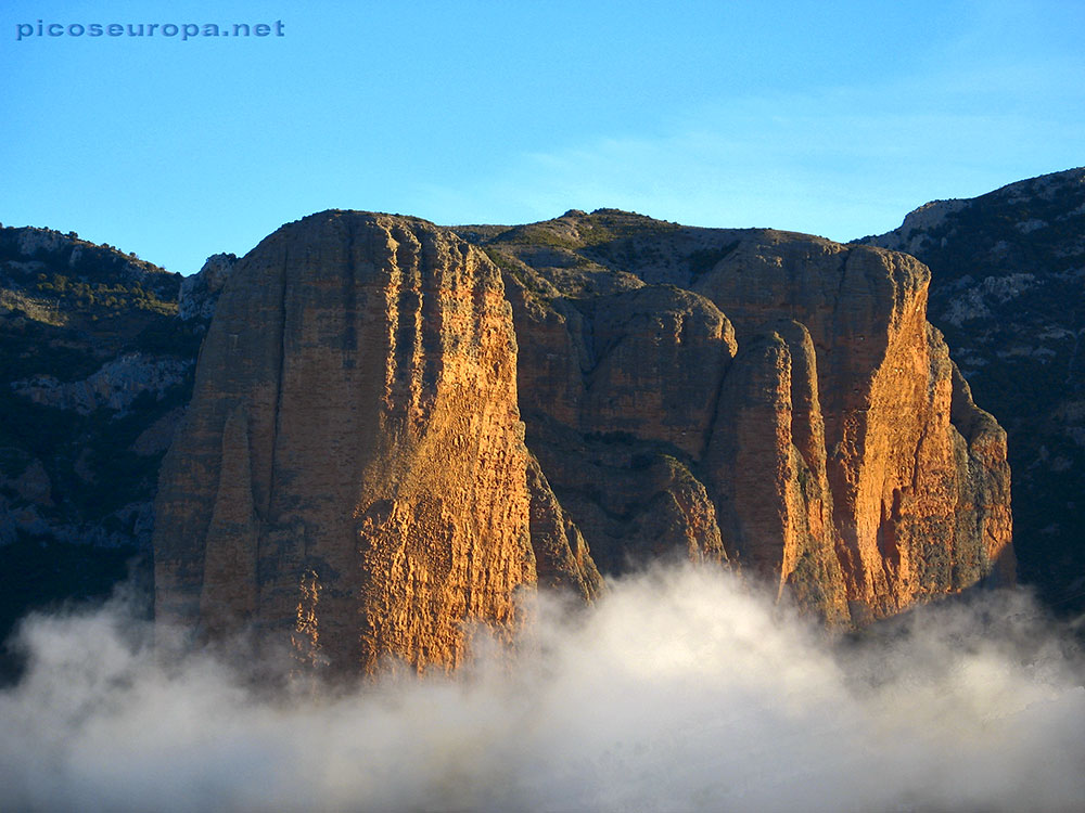 Foto: Por la mañana no es raro que las nieblas envuelvan los Mallos de Riglos por abajo, Pre Pirineos de Aragón