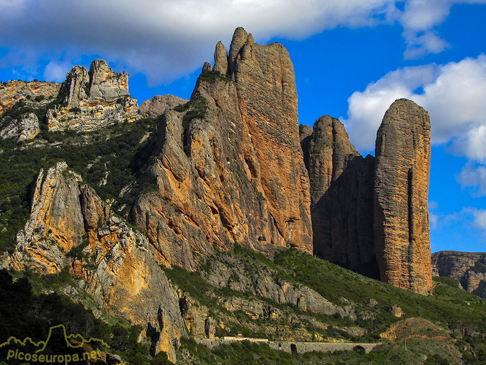 Foto: Los Mallos de Riglos desde unos miradores situados en la carretera, poco antes de llegar a Murillo procedentes de Puente La Reina y Pamplona (desde el Norte), Pre Pirineos de Aragón