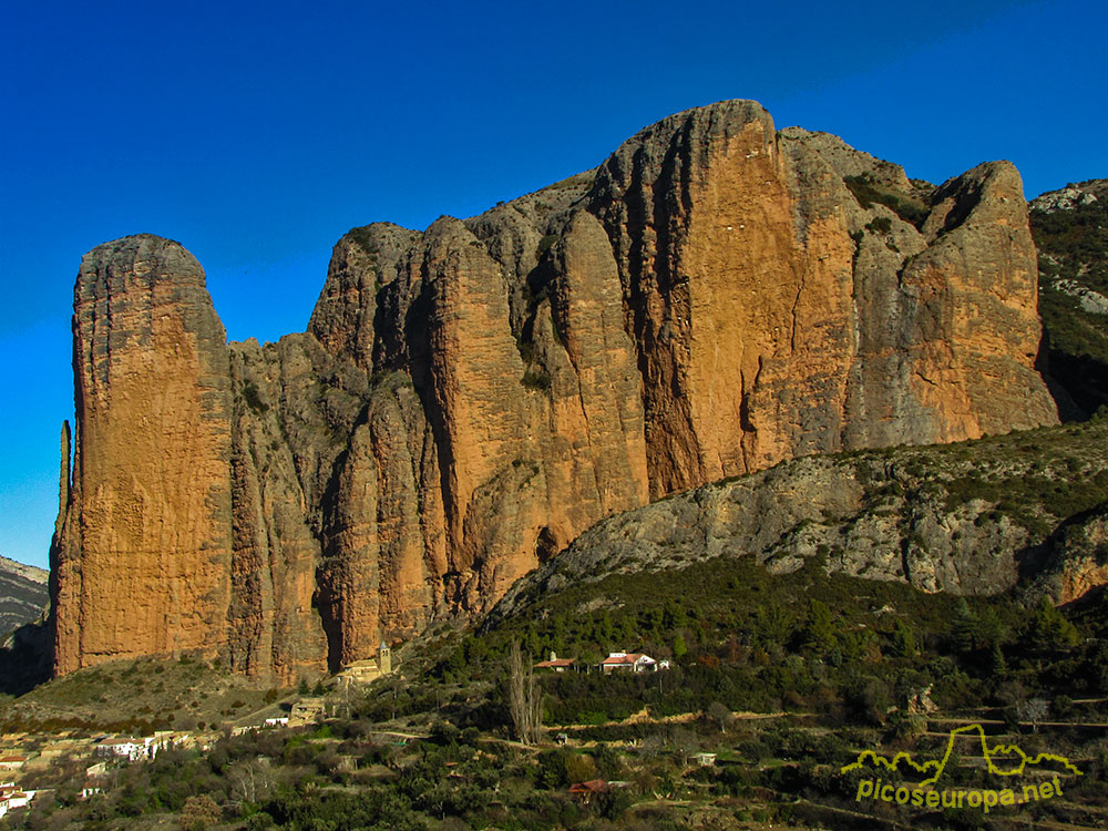 Foto: Los Mallos de Riglos, Pre Pirineos de Aragón