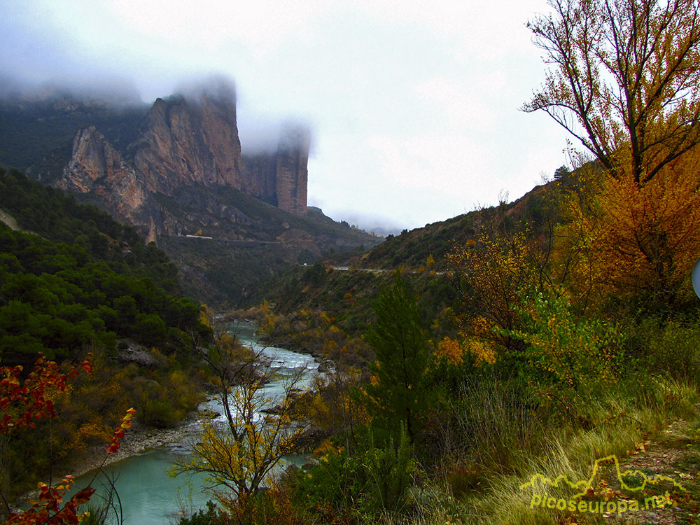 Foto: Los Mallos de Riglos desde unos miradores situados en la carretera, poco antes de llegar a Murillo procedentes de Puente La Reina y Pamplona (desde el Norte)