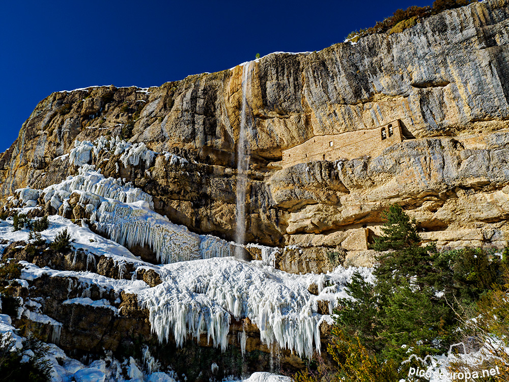 Foto: Cascada en la ruta de las ermitas de Santa Orosia desde Yebra de Basa, muy cerca de Sabiñánigo, Pirineos de Huesca.