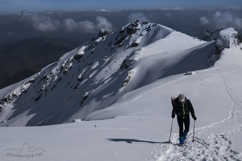 Subiendo al Pico Coriscao desde el collado de Llesba, Puerto de San Glorio, Cordillera Cantábrica.