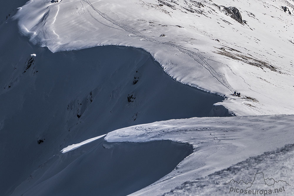 Las impresionantes formas de la nieve en la subida al Pico Coriscao desde el collado de Llesba.