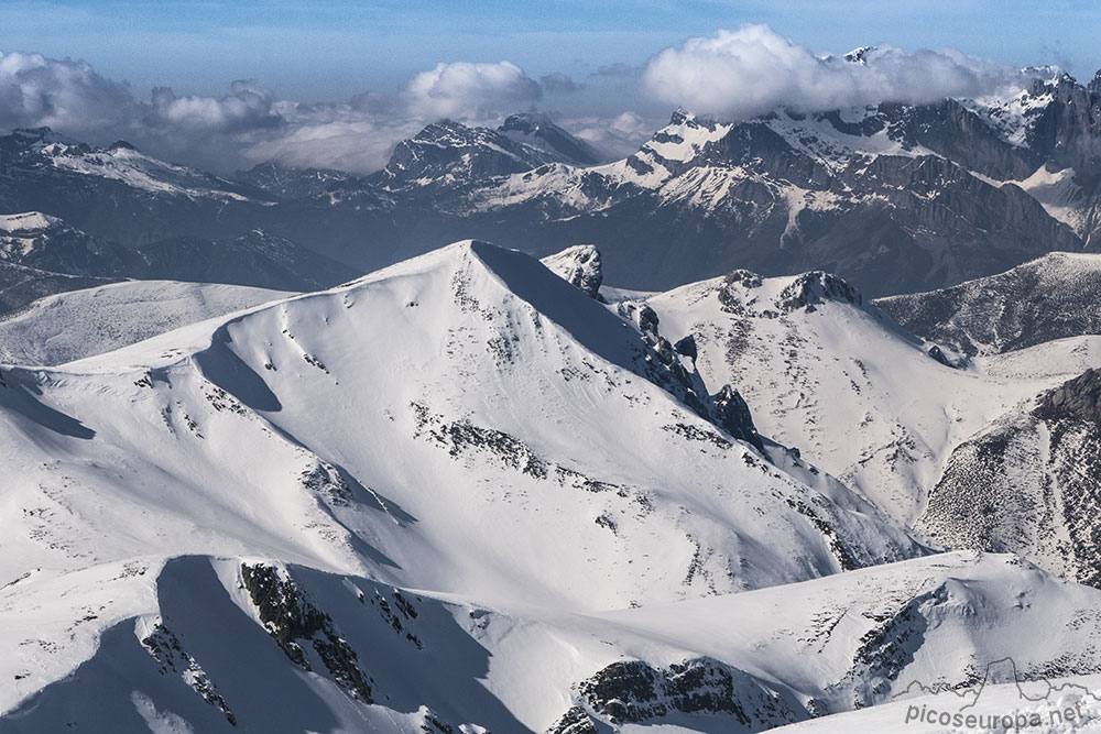 El Pico Escaño y al fondo Peña Beza y Canto Cabronero con sus cumbres envueltas en nubes