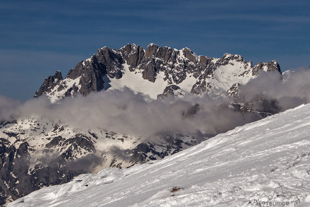 La Torre del Llambrión desde el Pico Coriscao.