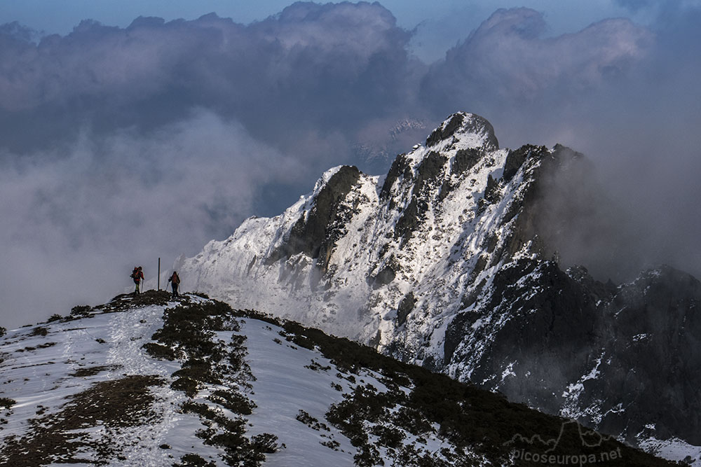 Peña Llesba situada al otro lado del collado de Llesba, desde la subida al Coriscao.