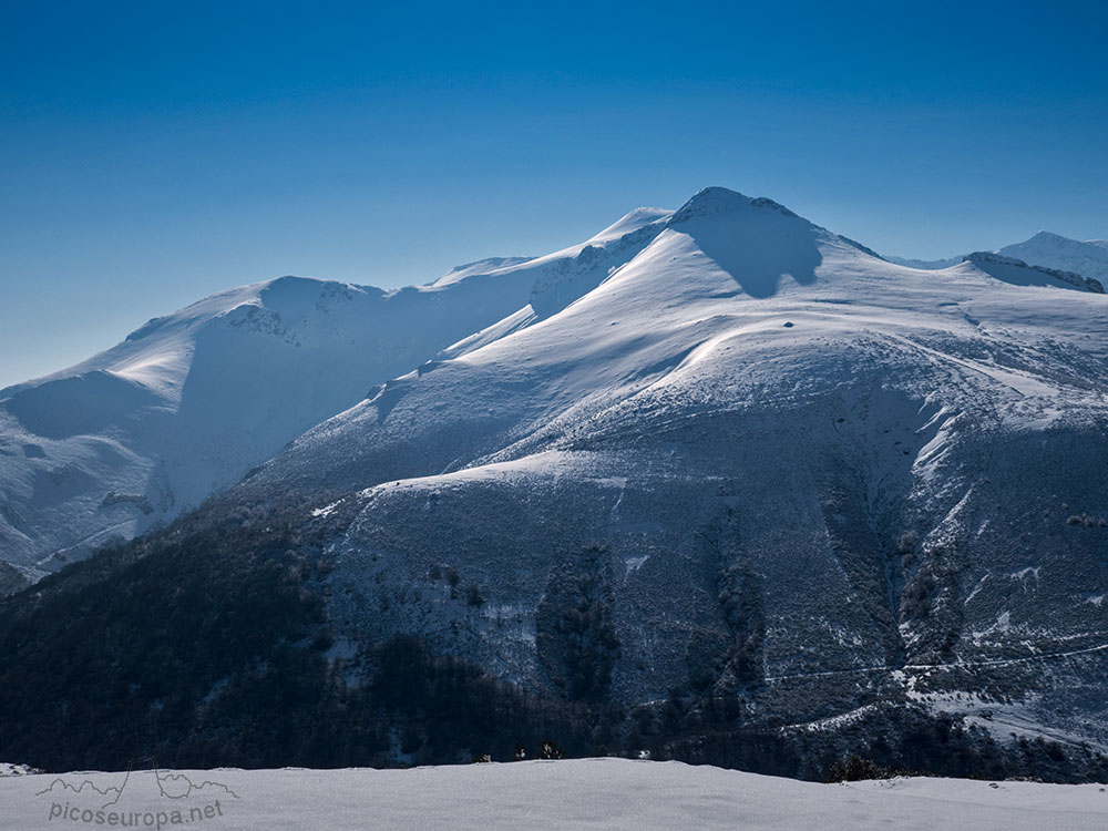 Portillo de las Yeguas y Alto del Naranco situados al Sur-Este del Pico Coriscao