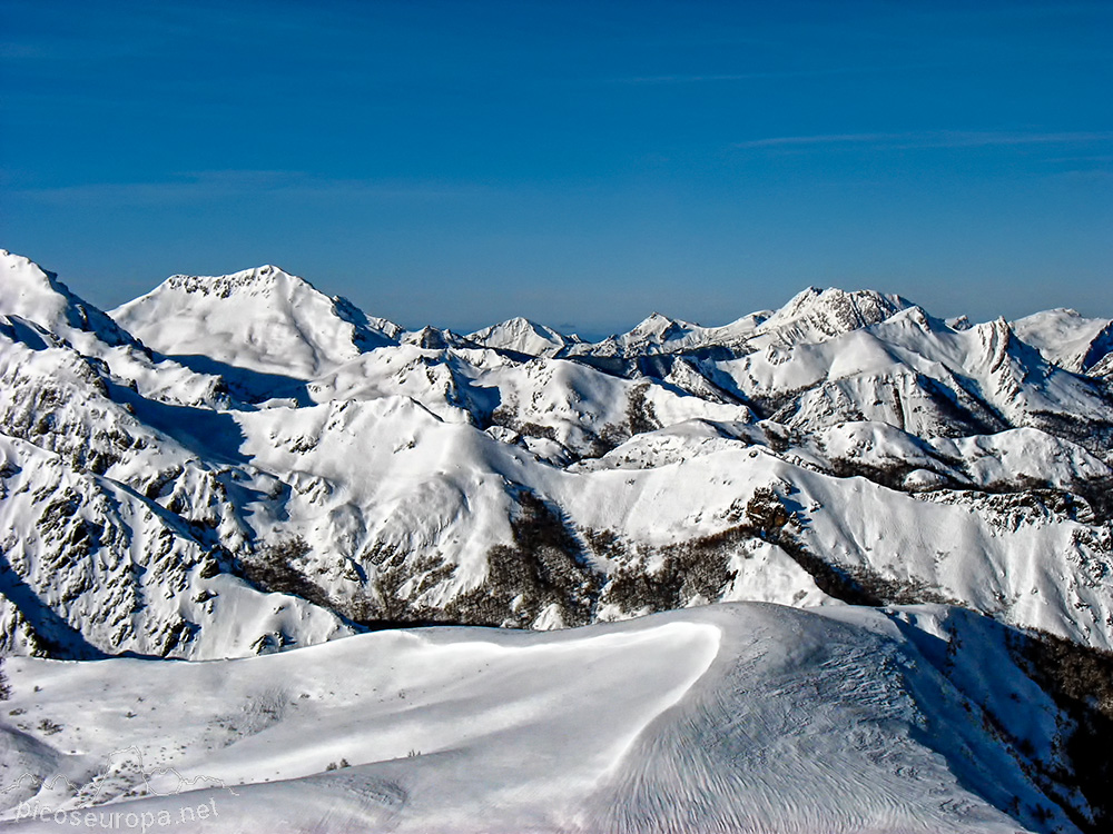 Foto: Cordillera Cantábrica desde la cumbre del Pico Pozua, León, España