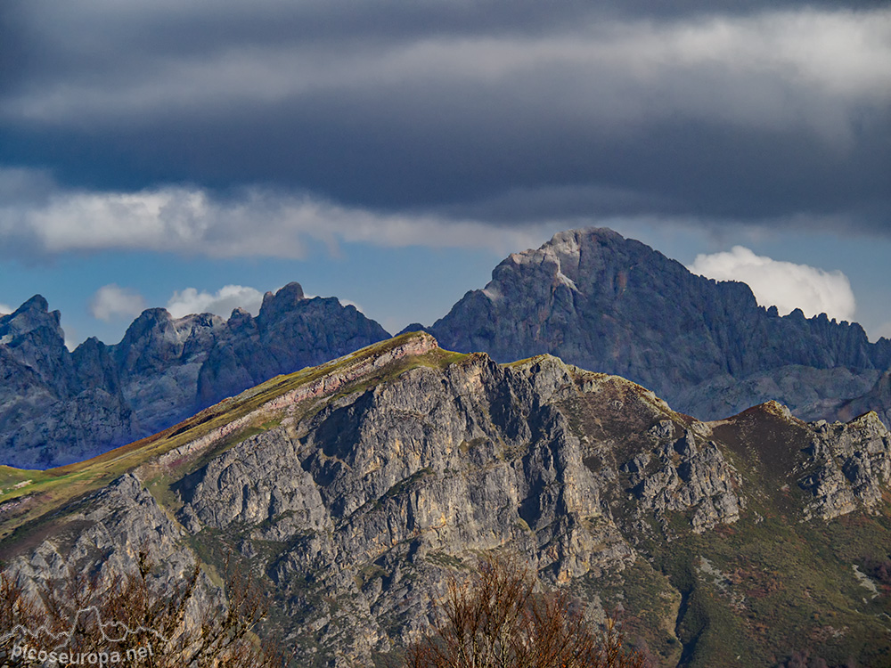 Foto: Pico Jario y por detrás la mole de Peña Santa desde la Majada de Pozua, Cordillera Cantábrica, León, España
