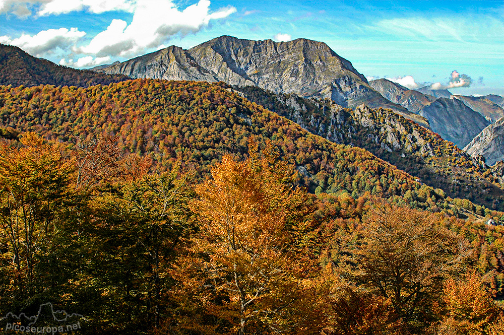 Foto: Pozalón y Niajo desde la Majada de Pozua, Cordillera Cantábrica, León, España