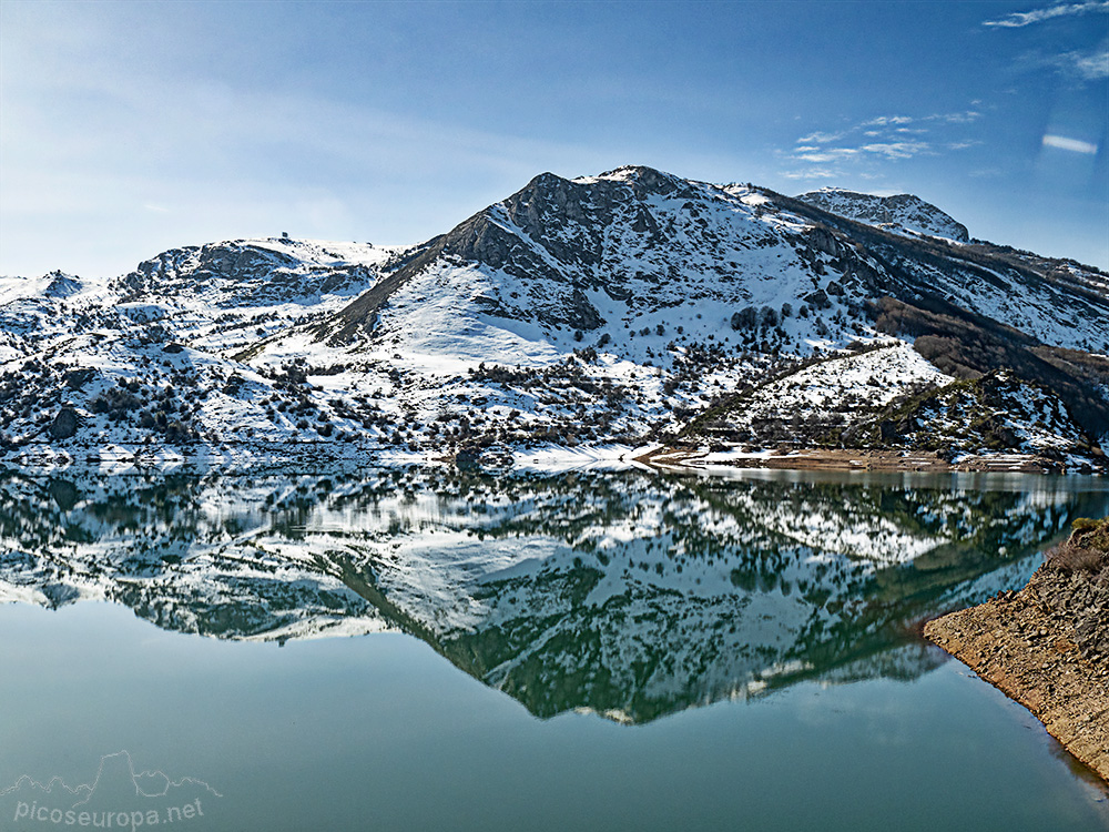 Foto: Reflejos en el embalse de Riaño, León.