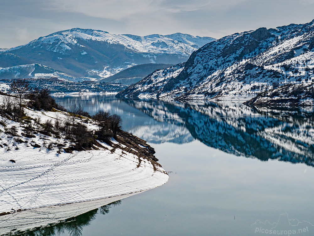 Foto: Reflejos en el embalse de Riaño, León.