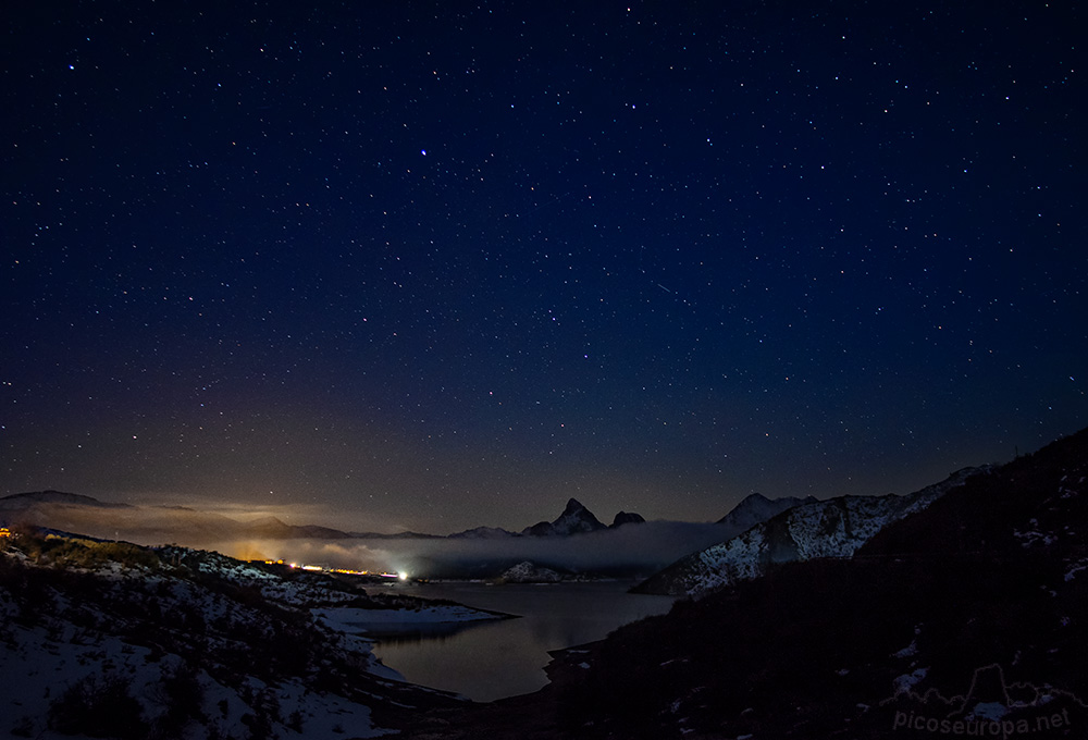 Foto: Una fria noche de cielo limpio y abarrotado de estrellas en Riaño, León.