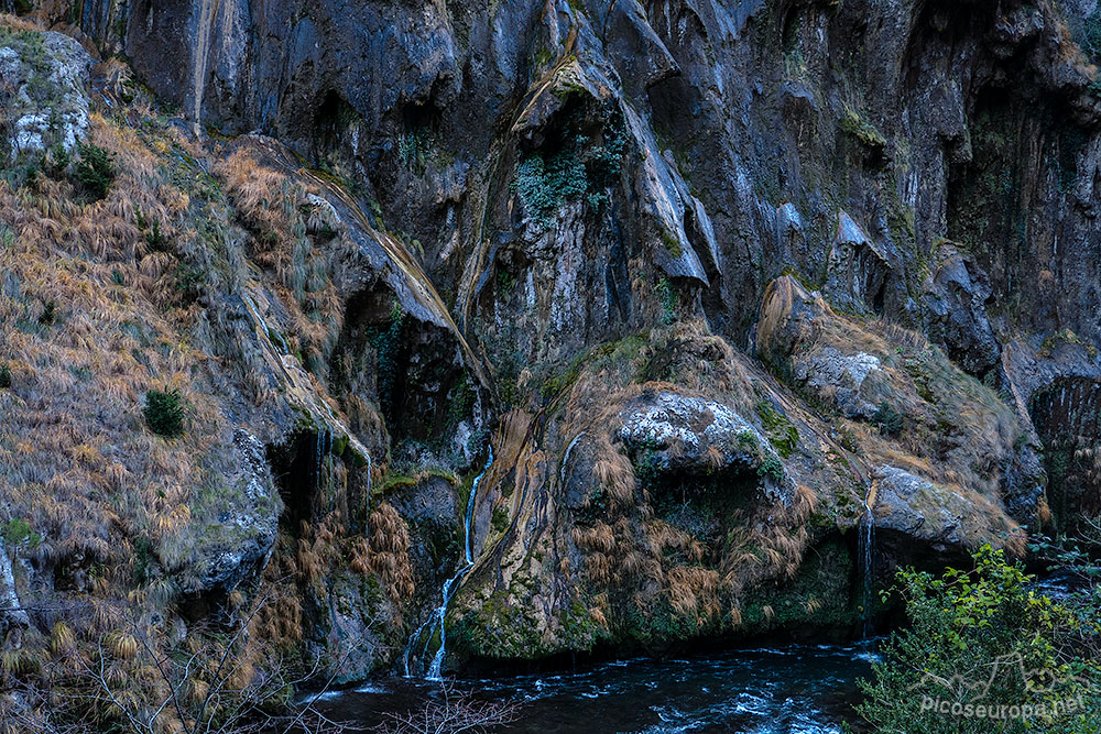 Las paredes del Desfiladero de Collegats en el río Noguera Pallaresa, Lleida, Catalunya