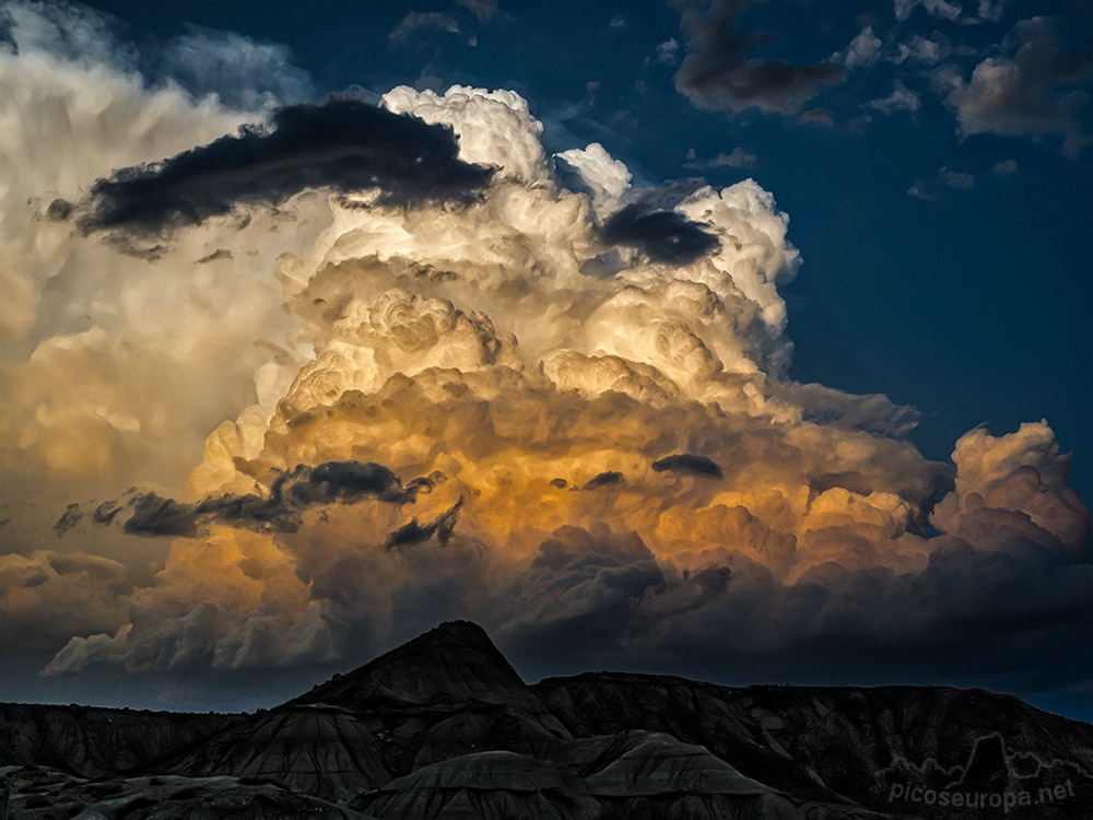 Foto: Tormenta en el desierto de las Bardenas Reales, Navarra, España