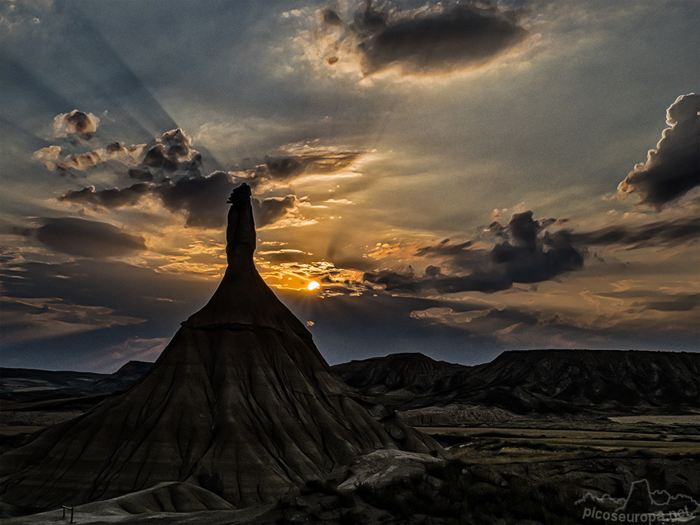 Foto: Puesta de sol tras el Castil de Tierra, Desierto de las Bardenas Reales, Navarra, España