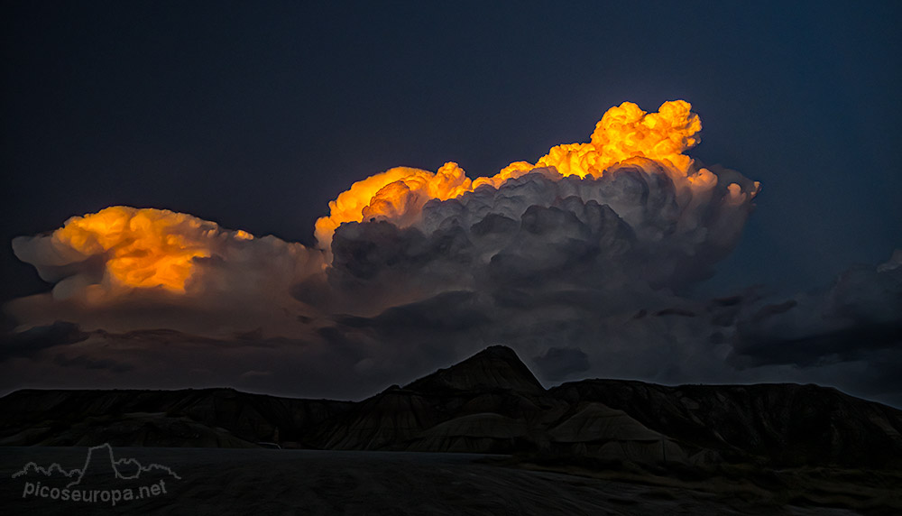 Foto: Tormenta en el desierto de las Bardenas Reales, Navarra, España