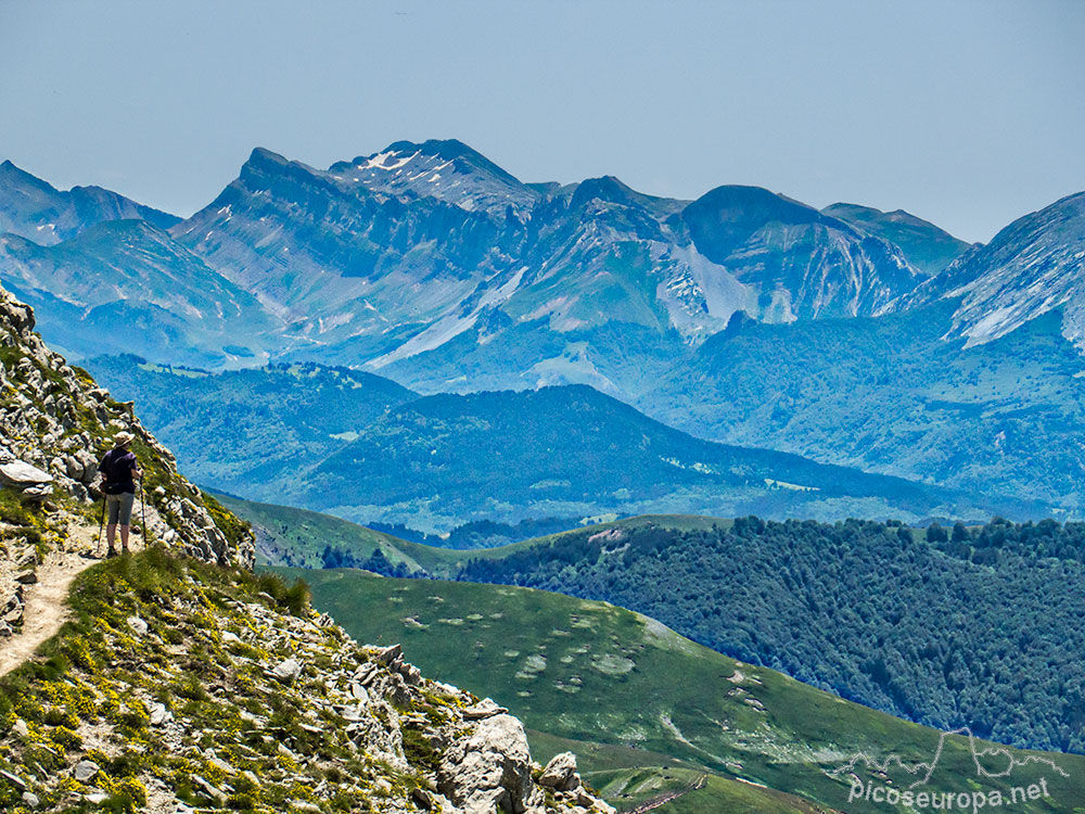 Foto: Castillo de Acher desde el sendero de subida al Pico Orhi, Pirineos de Navarra