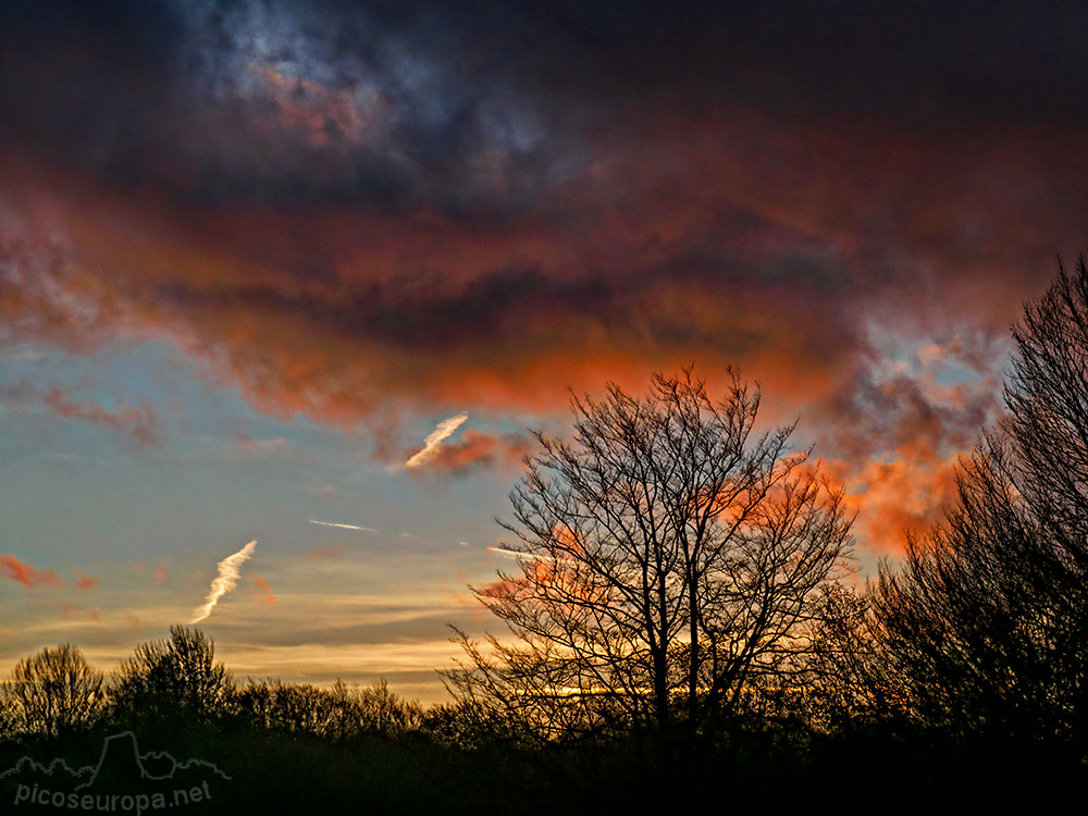 Puesta de sol en la Sierra de Urbasa, Navarra.