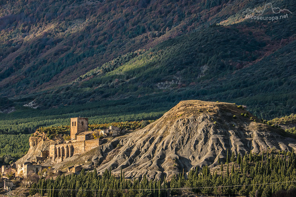 La aldea abandonada de Escó, junto al Pantano de Yesa entre Navarra y Huesca, España