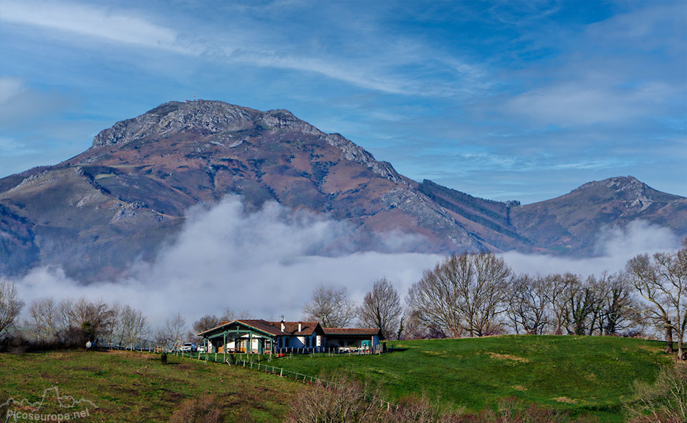 Foto: Paisaje típico de esta zona de Pirineos y Cueva de Zugarramurdi, Navarra