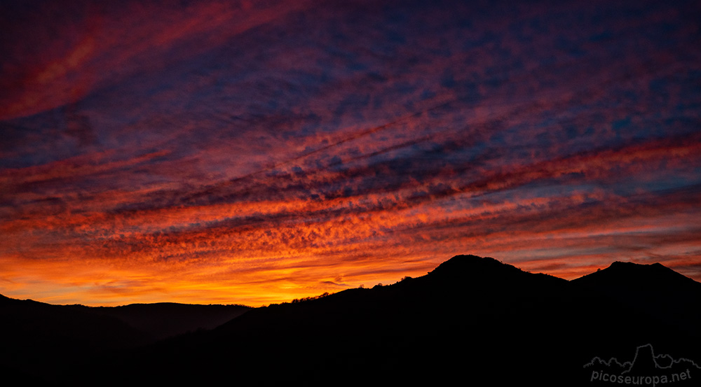 Foto: Puesta de sol en las cercanias de la Cueva de Zugarramurdi, Navarra