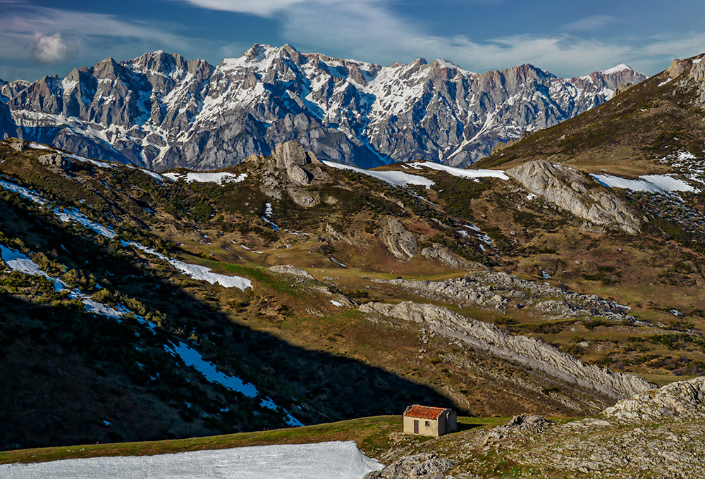 Camino de la cumbre del Bistruey desde el pueblo de Caloca (Cantabria), al fondo Picos de Europa.