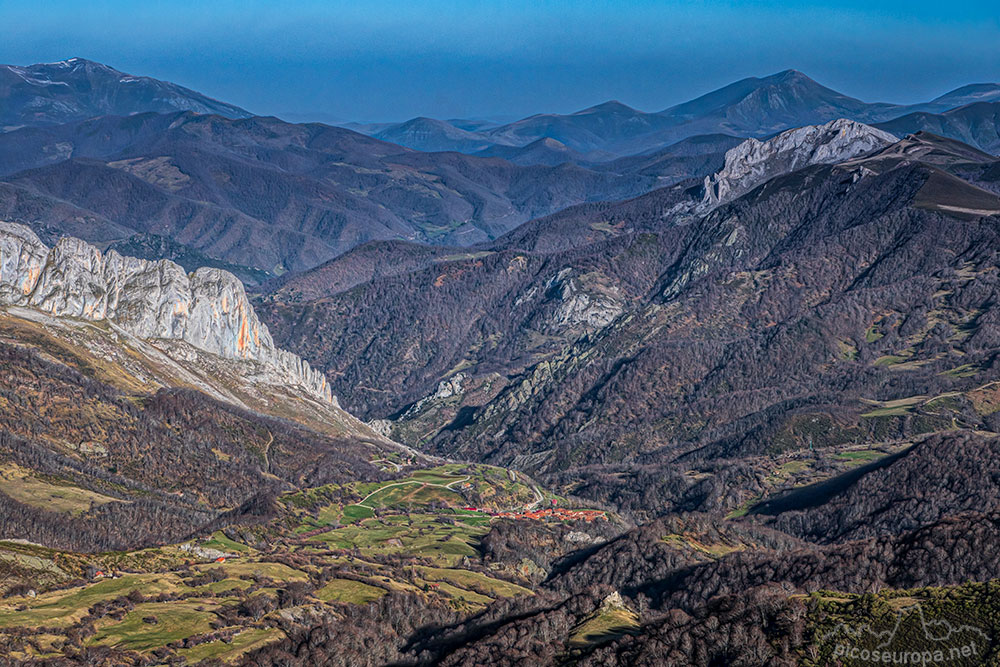 Foto: El Pueblo de Caloca desde el Collado situado entre el Pico Bistruey y el Pico Corcina