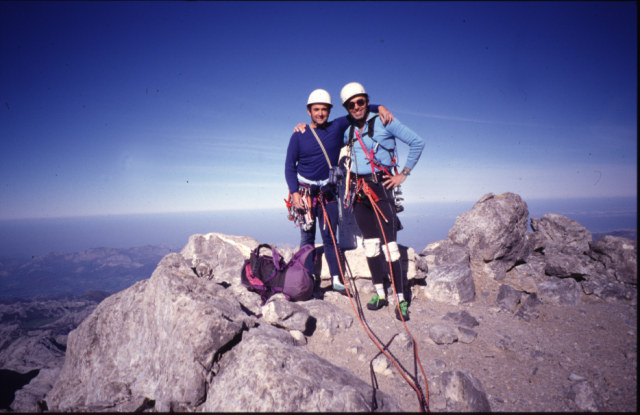 En la cumbre de Peña Santa con mi buen amigo Iñaki hace ya unos cuantos años. Desgraciadamente Iñaki, mi compañero habitual de escalada y gran amigo, moriría unos años más tarde en un accidente de escalada.