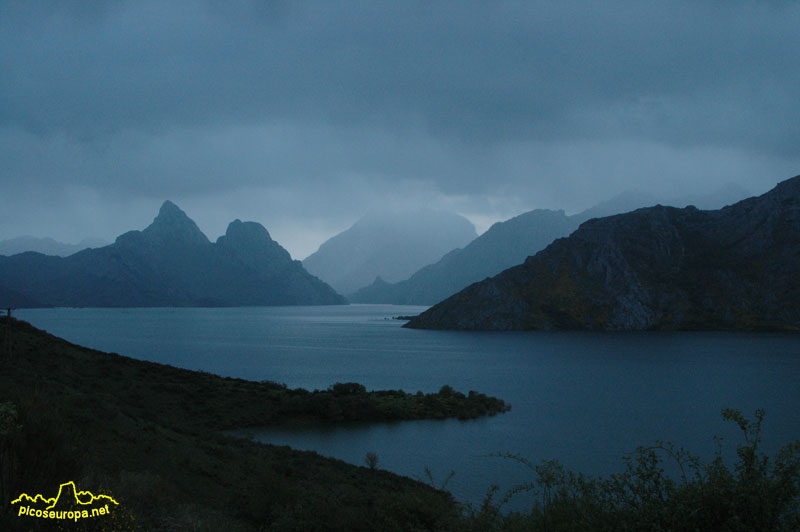 Foto: Pico Yordas y Embalse de Riaño, Leon,Parque Regional de los Picos de Europa