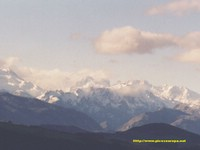 San Vicente de la Barquera, Cantabria, es una preciosa localidad costera desde la que puede verse Picos de Europa y sus cumbres nevadas