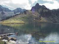 Lago Superior de Batiselles y Aguja de Perramo