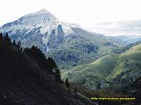 El pico Txamantxoia (Navarra) desde el pie del Mallo de Atxerito, en medio, abajo, el bosque de Linza