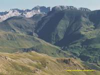 El Valle de Castanesa y al fondo el Pico de Vallibierna desde el Pico de Bacibe