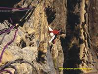 Escalando la via Gali-Molero en Roca Regina, la lnea de la derecha es el fondo de un rio practicamente seco excavado en la roca 300 metros ms abajo