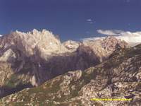 En el centro de la imagen la Canal de Dobresengos desde Vega de Ario, Picos de Europa