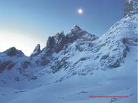 Amacener en Cabrones desde el Refugio, an esta la Luna sobre el Pico