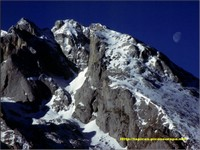 Primeras luces sobre el Pico de Albo desde Pandebano, an puede verse la Luna