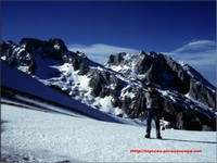 Desde el Collado de Camburero que separa Cabeza de los Tortorios de Pea Castil se divisa perfectamente el grup Neveron de Urriellu y Pico de Albo, pero que no nos confunda la perspectiva, entre el punto de toma de la foto y el Pico de Albo hay un valle transversal que sube de Bulnes hacia Urriellu ms de 800 metros por debajo nuestro.