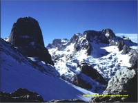 Desde Cabeza de los Torotrios el Naranjo en primer plano, en el centro de la imagen y al fondo la Torre de la Pardida y a la derecha Neveron de Urriellu