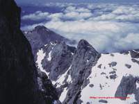 Hacia el NorOeste desde una arista de roca que sube a Pea Santa de Castilla por su vertiente Norte, entre la Canal Estrecha y la Canal Ancha, Picos de Europa